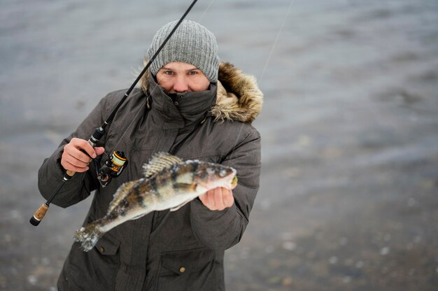 Homme à l'aide d'une canne à pêche pour attraper du poisson