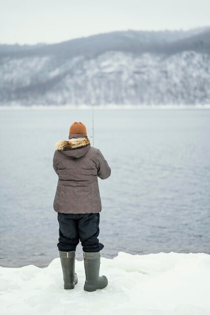 Homme à l'aide d'une canne à pêche