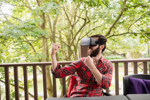 Photo gratuite homme à l'aide d'un casque de réalité virtuelle