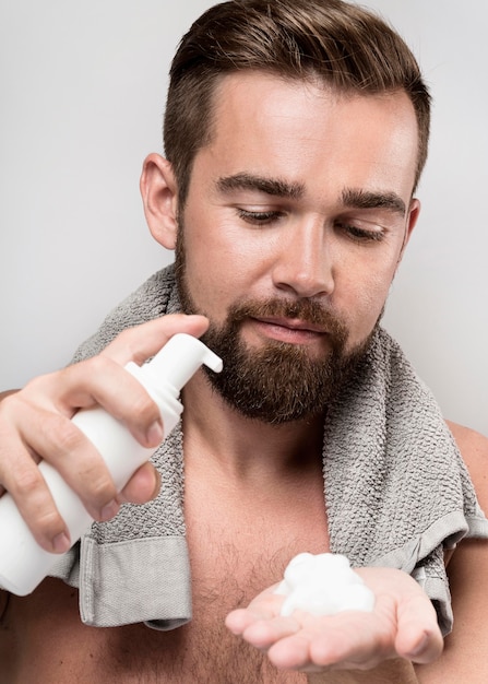 Homme à l'aide de crème à raser