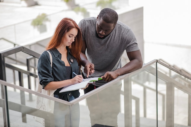 L'homme Aide La Femme Avec Des Papiers