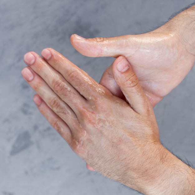 Homme à l'aide de gel hydroalcoolique