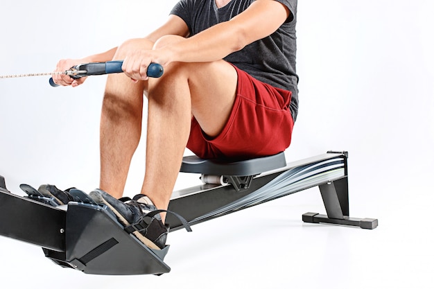 Homme à l'aide d'une machine de presse dans un club de remise en forme.