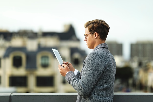 Homme à l&#39;aide d&#39;une tablette numérique sur un toit à San Francisco