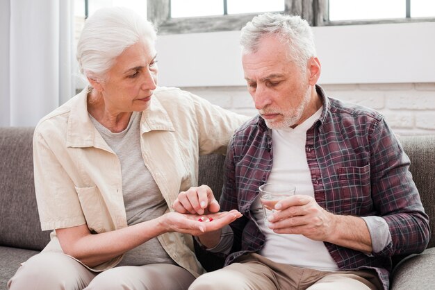 Homme aîné ayant ses médicaments