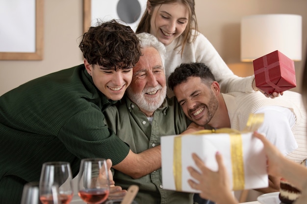 Homme aîné célébrant son anniversaire