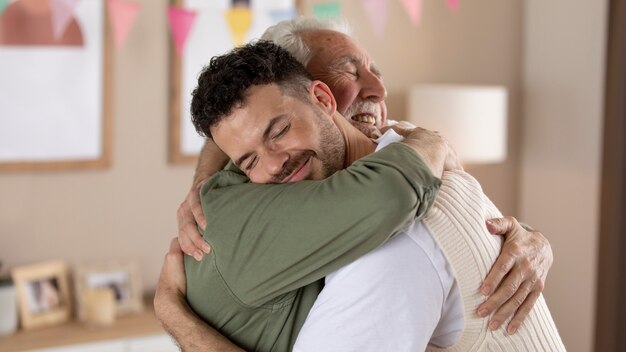 Homme aîné célébrant son anniversaire