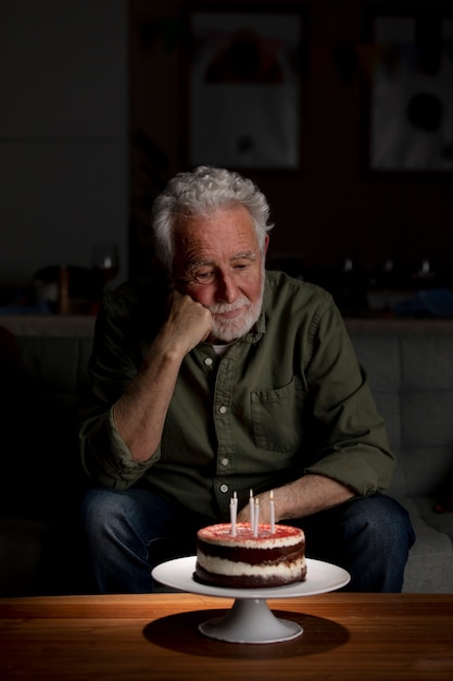 Photo gratuite homme aîné célébrant son anniversaire