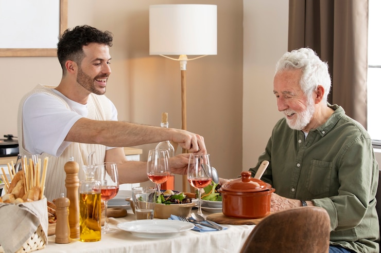 Photo gratuit homme aîné célébrant son anniversaire