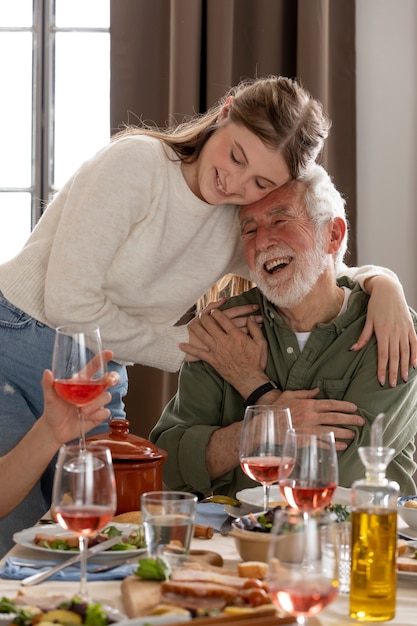 Photo gratuite homme aîné célébrant son anniversaire