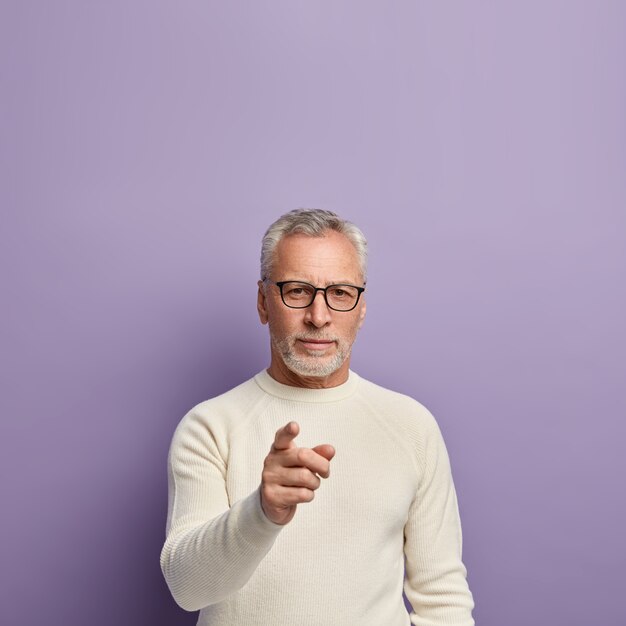 Homme aîné, dans, chandail blanc, et, lunettes