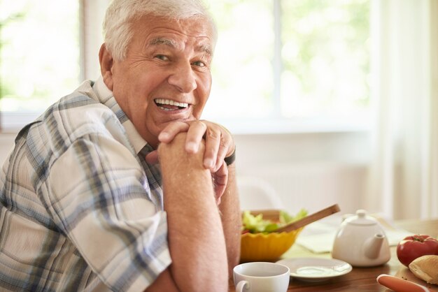 Homme aîné, délassant, après, petit déjeuner