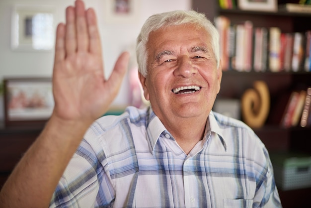 Homme aîné, onduler, appareil-photo