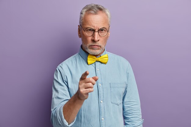 Homme aîné, porter, chemise bleue, et, jaune, nœud papillon