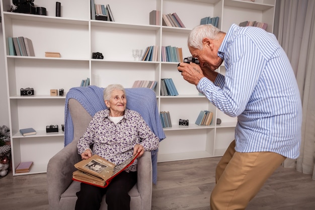 Photo gratuite homme aîné, prendre photo, de, partenaire