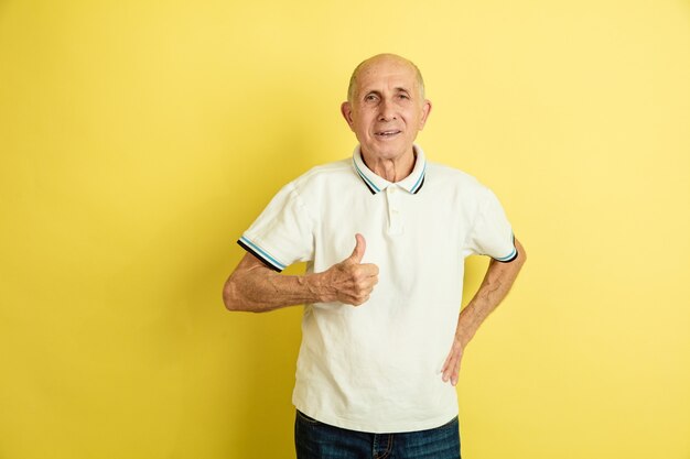 Homme aîné, projection, pouce haut