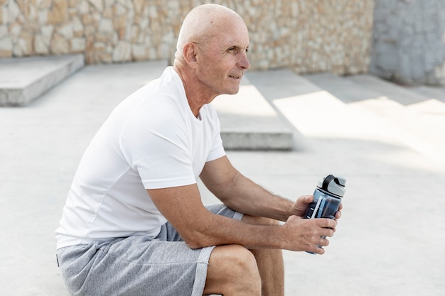 Homme aîné, reposer, regarder, loin