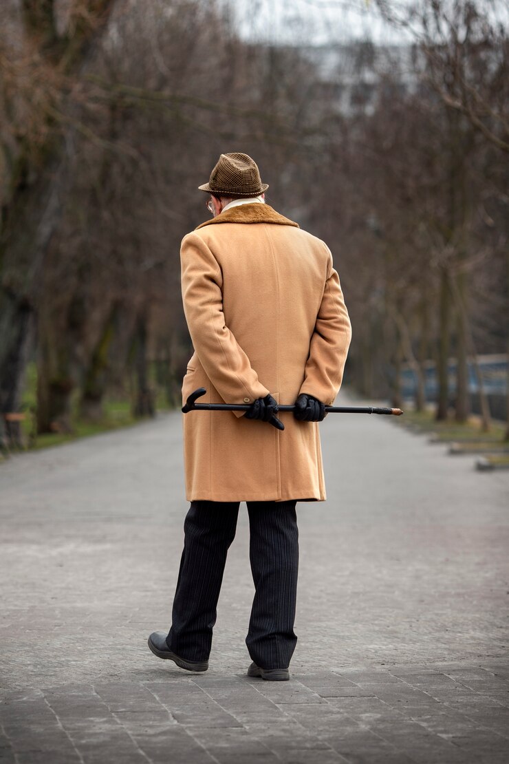 Photo gratuit homme aîné se promenant dans la ville avec une canne