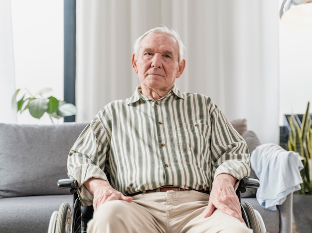 Homme aîné, séance, dans, fauteuil roulant