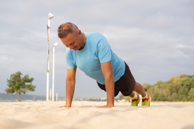 Photo gratuite homme aîné, travailler dehors, plage