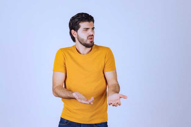 L'homme a l'air confus et inexpérimenté sur quelque chose.