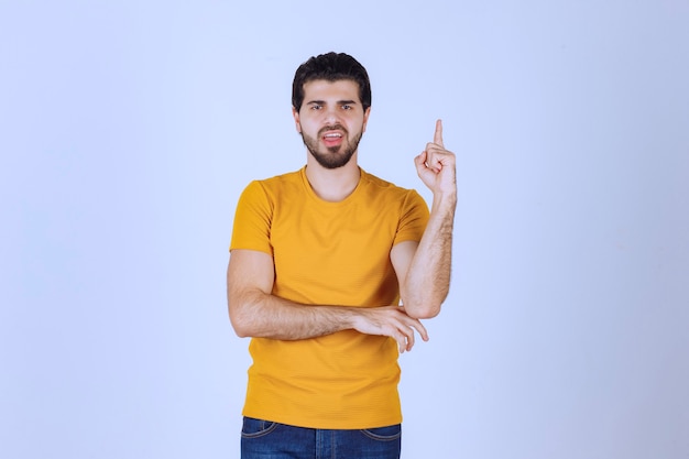 L'homme a l'air douteux et pense ou analyse.