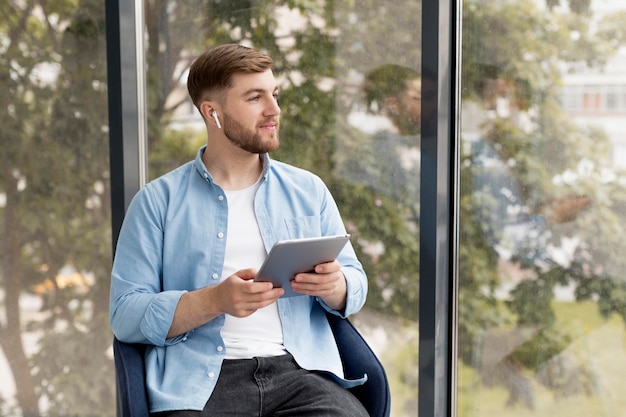 Homme avec airpods