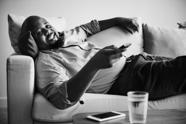 Homme allongé et relaxant sur le canapé