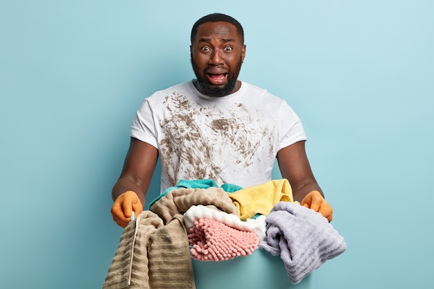 Homme américain africain, faire lessive
