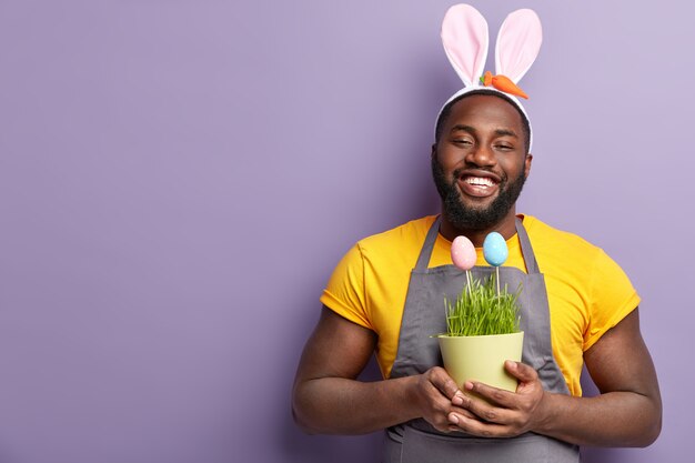 Homme américain africain, à, oreilles lapin