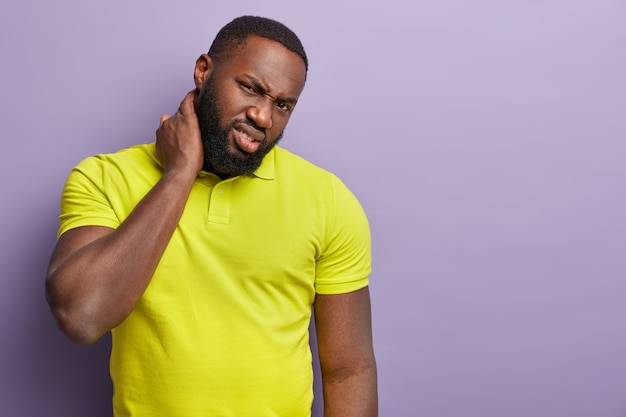 Homme américain africain, porter, t-shirt jaune