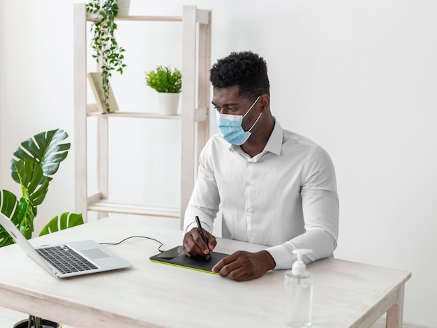 Homme américain africain, travailler, a, tablette