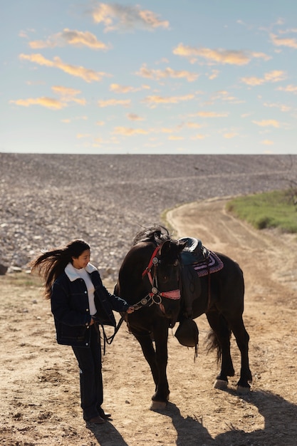 Homme amérindien avec son cheval