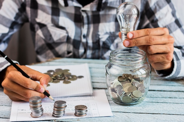 Homme à angle élevé calculant les économies