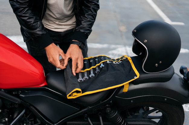 Photo gratuite homme à angle élevé avec moto à l'extérieur