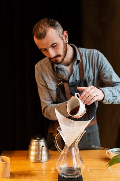 Homme à angle élevé préparant un café