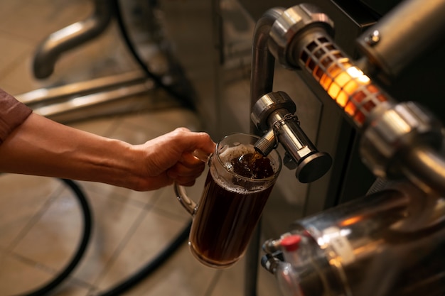 Photo gratuite homme à angle élevé travaillant à l'usine de bière