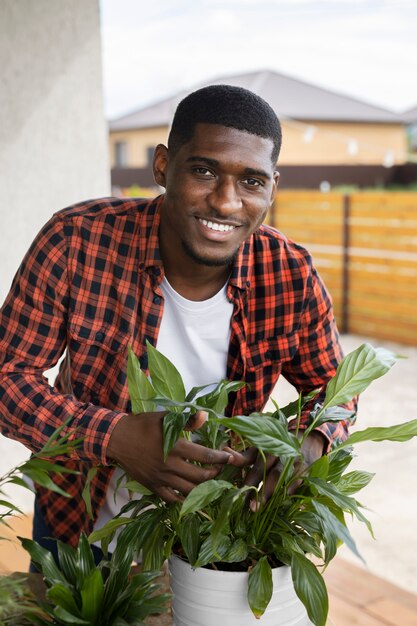 Homme appréciant l'agriculture d'intérieur