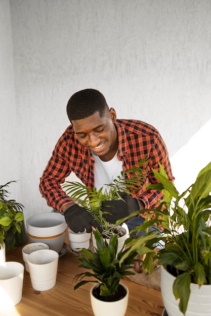 Homme appréciant l'agriculture d'intérieur