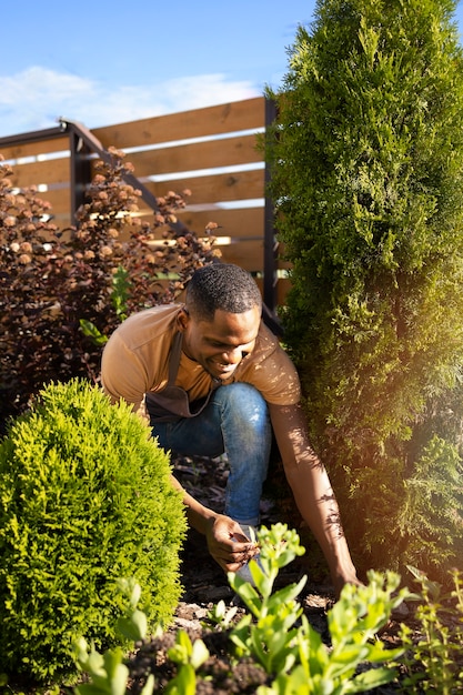 Photo gratuite homme appréciant l'agriculture d'intérieur