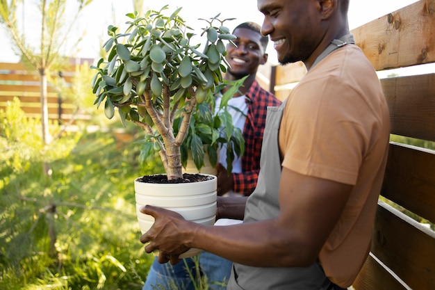 Homme appréciant l'agriculture d'intérieur