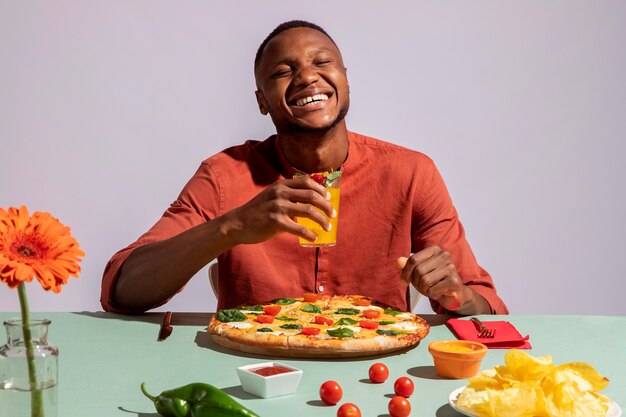 Homme appréciant une délicieuse cuisine italienne