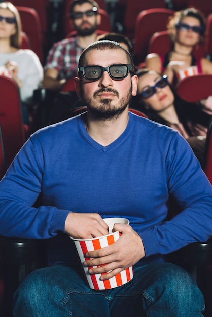 Photo gratuite homme appréciant le film dans l'auditorium du cinéma