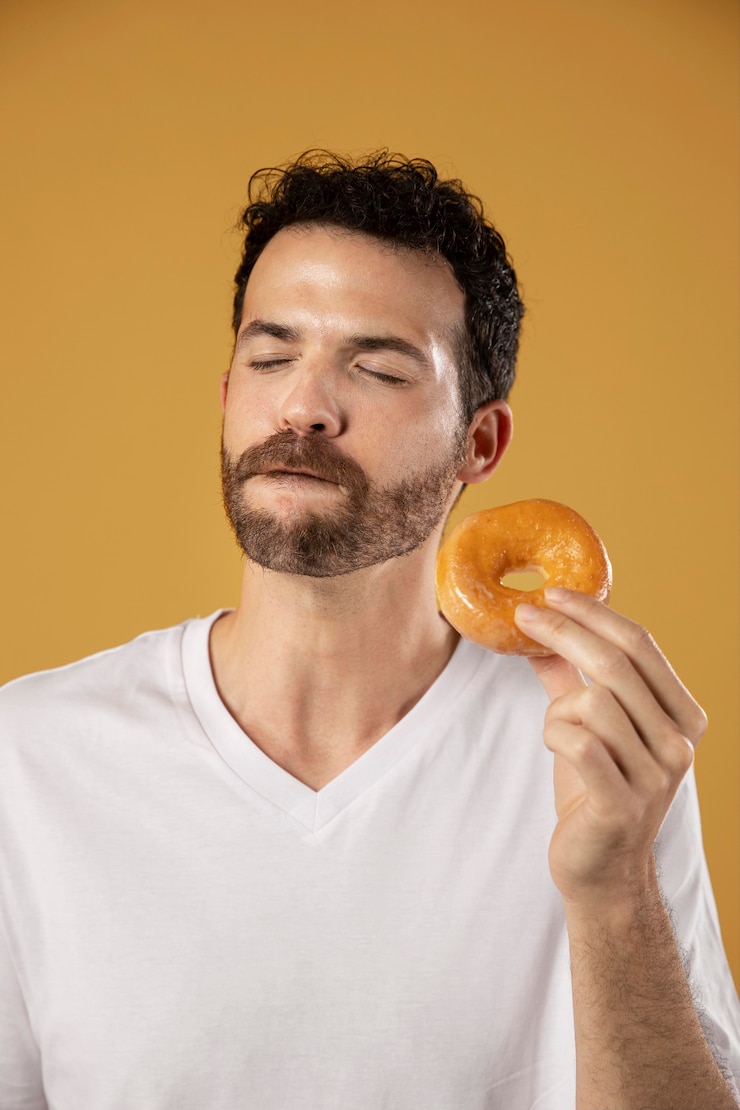 homme-appreciant-manger-beignet_23-2149003970.jpg?semt=ais_hybrid&w=740