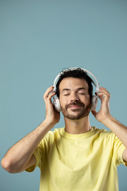 Homme appréciant la musique sur des écouteurs