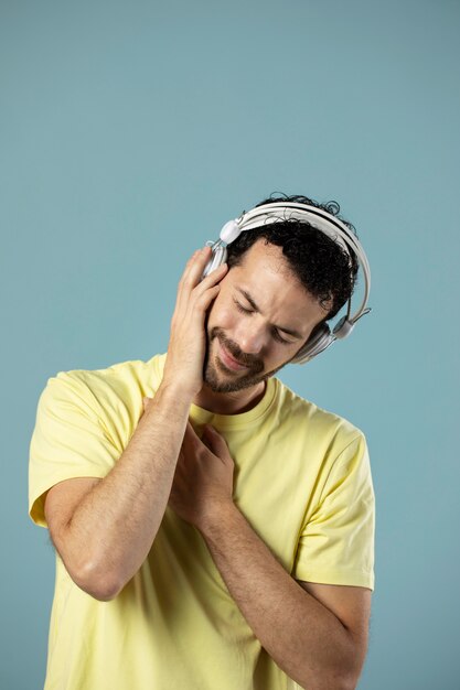 Homme appréciant la musique sur des écouteurs