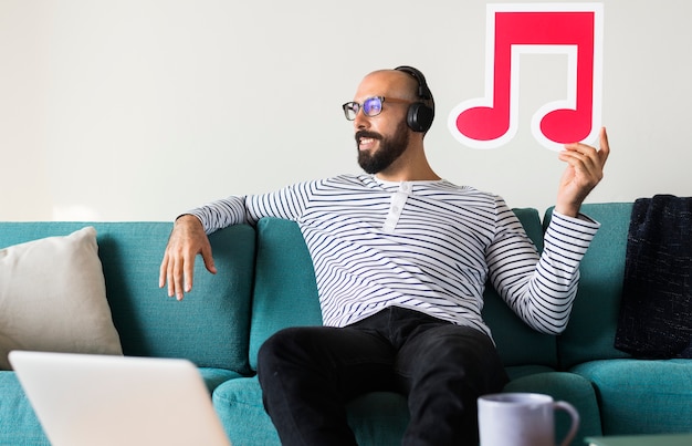 Photo gratuite homme appréciant la musique à la maison