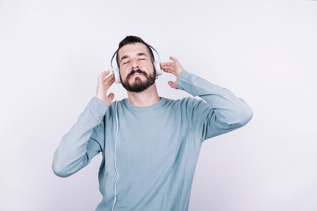 Homme appréciant la musique