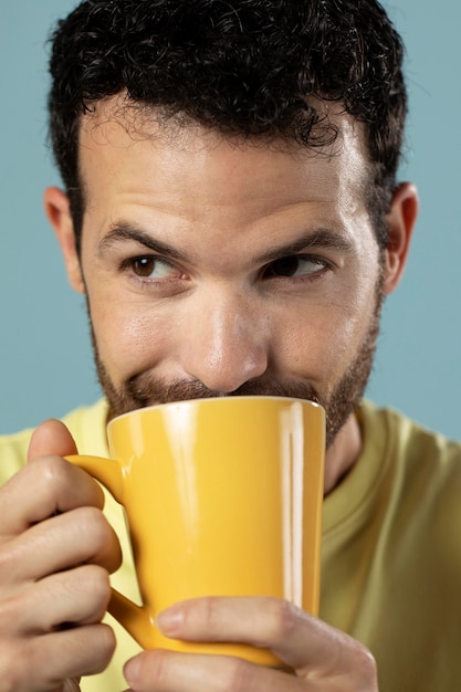 Photo gratuite homme appréciant une tasse de café
