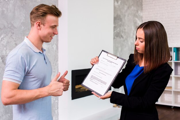 Homme approuvant avec une femme d'affaires